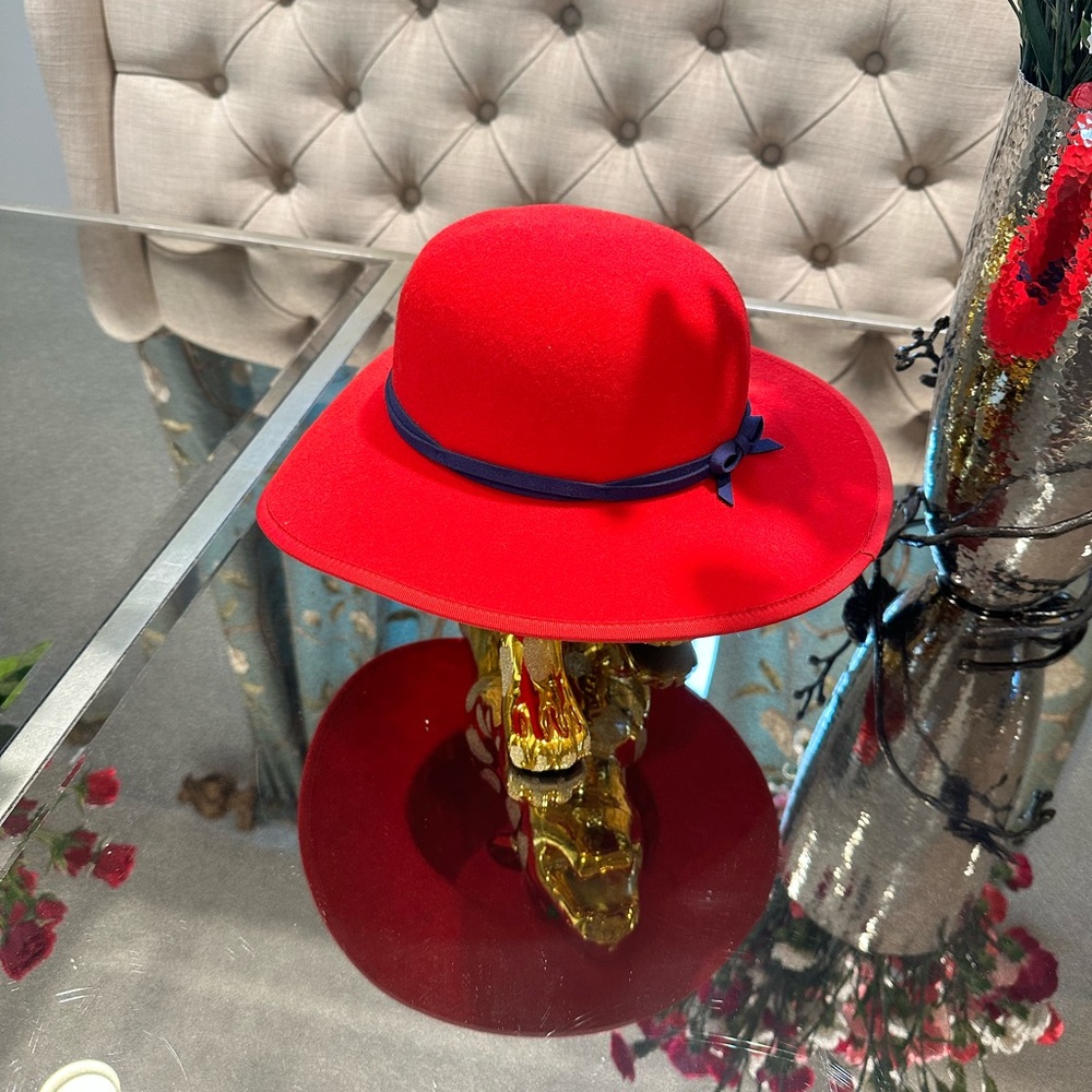 Girls red hat size 4-6 yrs old